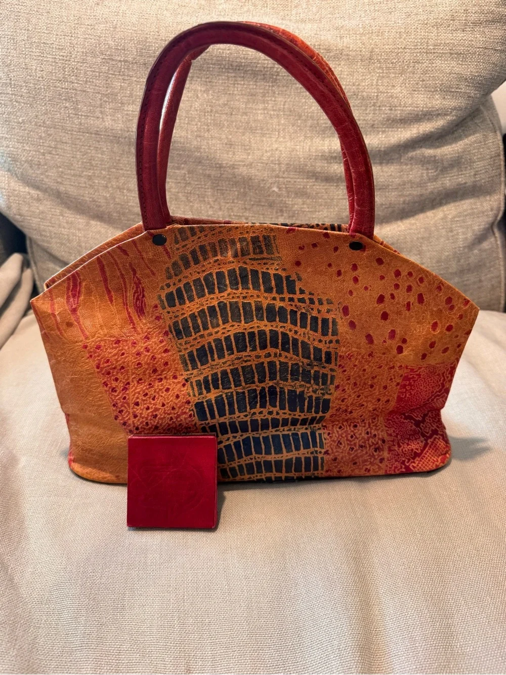 VTG Handcrafted Embossed Leather Handbag with Matching Coin Purse